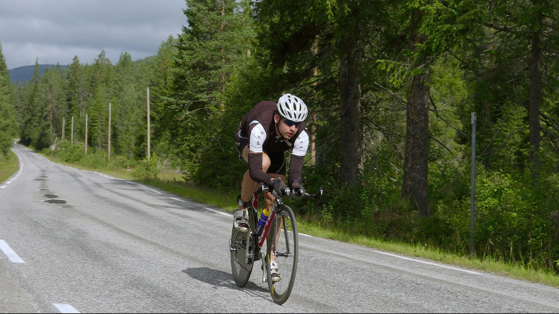 法拉利红与凌晨三点，拉亚在巴林之夜完成自我救赎